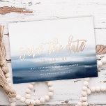 Modern bemalt Strand Ocean Theme Save the Date Folieneinladung<br><div class="desc">Dieses moderne und elegante Ankündigung Datum freihalten verfügt über einen bemalten Strand-/Ozeanhintergrund, den Gruß "Save the Date" in gepresster Folie und Ihre Details. Dieses Design wäre ideal für eine Hochzeit am Strand oder eine Hochzeit in Urlaubsort. Sie können dieses Design noch weiter anpassen, indem Sie dem Backer ein anderes Foto...</div>