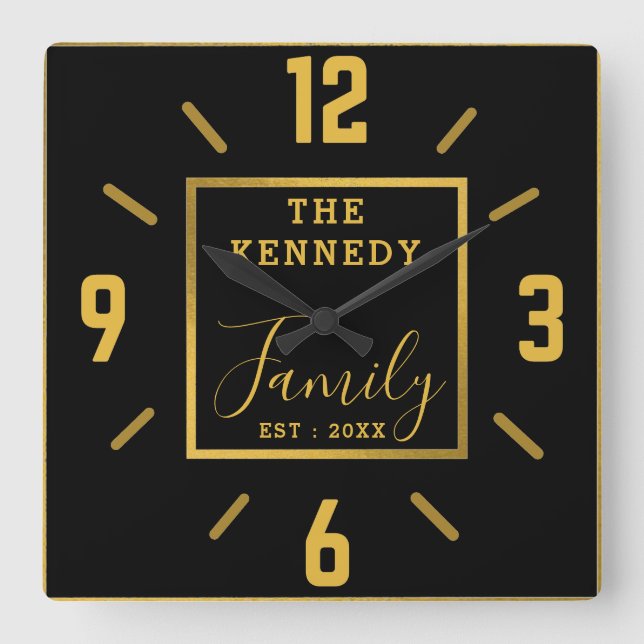 Modern Black And Gold Family Name Personalized Quadratische Wanduhr (Vorderseite)