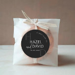 Modern Black and White Monogram Minimalist Wedding Runder Aufkleber<br><div class="desc">Add a polished finishing touch to your wedding stationery with the Modern Black and White Monogram Minimalist Wedding Classic Round Sticker, designed for couples who appreciate clean design and timeless elegance. Featuring a sophisticated black and white color palette and a stylish monogram that highlights the couple’s initials, this minimalist round...</div>