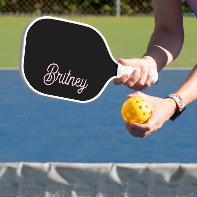 Modern Black Blush Dusty Pink Monogram und Name Pickleball Schläger (InSitu)