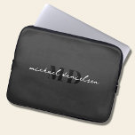 Modern Black & Elegant Script Initial Monogram Laptopschutzhülle<br><div class="desc">Eine moderne schwarze Laptop-Hülle mit weißem elegantem,  handgeschriebenem Skript,  Monogramm-Design. Es ist perfekt für alle modernen und Geschäftsleute.</div>