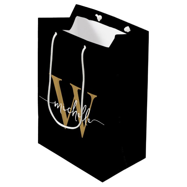 Modern Black Gold Monogram, Initial Stylish Script Mittlere Geschenktüte (Vorderseite Schrägansicht)