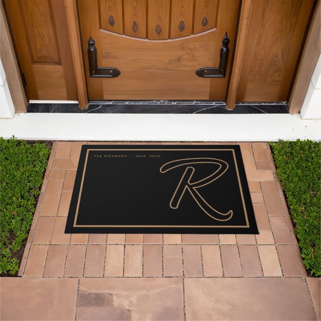 Modern Black Gold Monogram Script Family Name Fußmatte (Außenbereich)