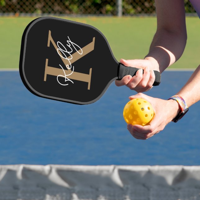 Modern Black Gold Monogram Script Pickleball Schläger (InSitu)