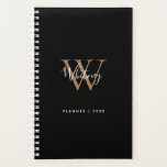 Modern Black Gold Script Name Monogram 2023 Planer<br><div class="desc">Eleganter moderner Schwarz-Gold-Script-Monogramm-Planer. Personalisieren Sie zunächst den Namen und das Monogramm, um Ihr eigenes einzigartiges Design zu erstellen. Entwickelt von Thisisnotme©</div>