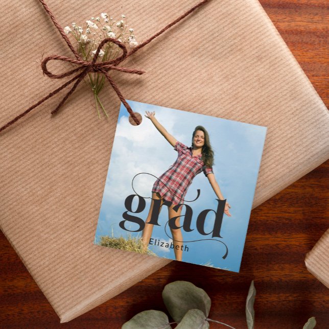  Modern Black Grad Typography Photo Graduation Geschenkanhänger (Von Creator hochgeladen)