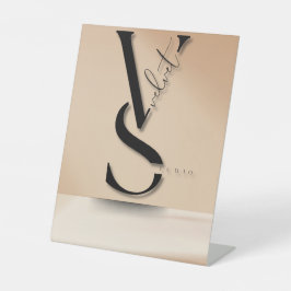 Modern Black Monogram "VS" Pedestzeichen Sockelschild