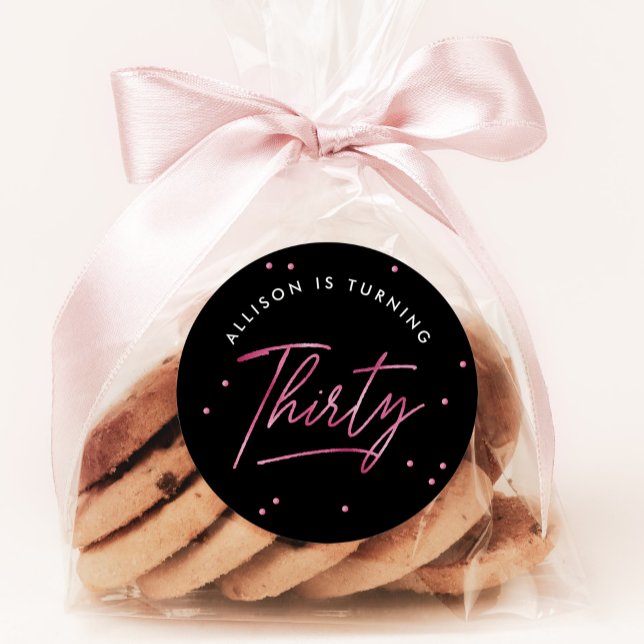 Modern Black Pink Kalligraphie 30. Geburtstag Runder Aufkleber (Von Creator hochgeladen)