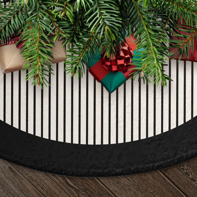 Modern Black Stripes Christmas Polyester Weihnachtsbaumdecke (Von Creator hochgeladen)