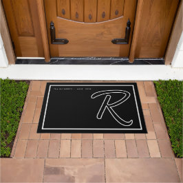 Modern Black White Monogram Script Family Name Fußmatte