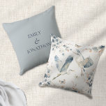 Modern Blue Herons Flying Names Newlyweds Kissen<br><div class="desc">Moderne Blauhelme fliegen Namen neu. Ein großartiges Geschenk für die Jungvermählten,  diese anmutigen blauen Vögel und das blaue und staubblaue Blattdesign. Personalisieren Sie die Namen der Paare auf der Rückseite.</div>