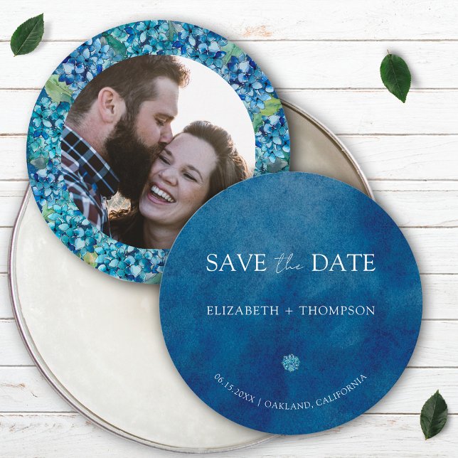 Modern Blue Hydrangea Round Wedding Save The Date (Von Creator hochgeladen)