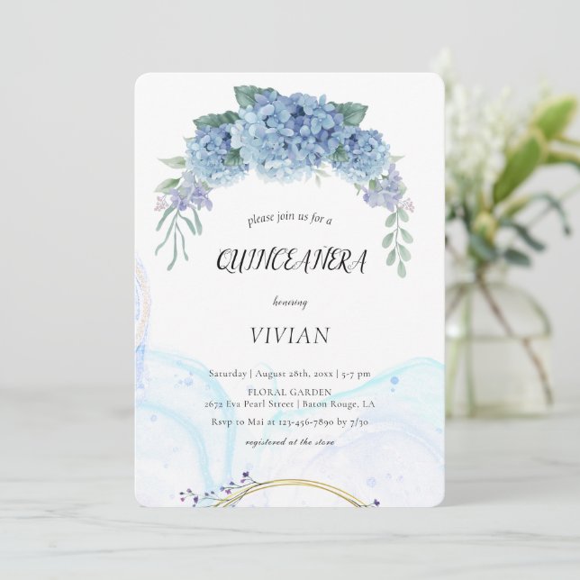 Modern Blue lila Floral Quinceanera Einladung (Stehend Vorderseite)