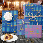 Modern Blue Lila Gold Hanukkah Menorahs & Stars Geschenkpapier Set<br><div class="desc">Modernes Hanukkah-Umhüllungspapier mit farbenfrohen und hellen handfarbenen Hannukah-Ikonen wie Menorahs,  dreidels,  Tauben,  Davids Stern und mehr.</div>