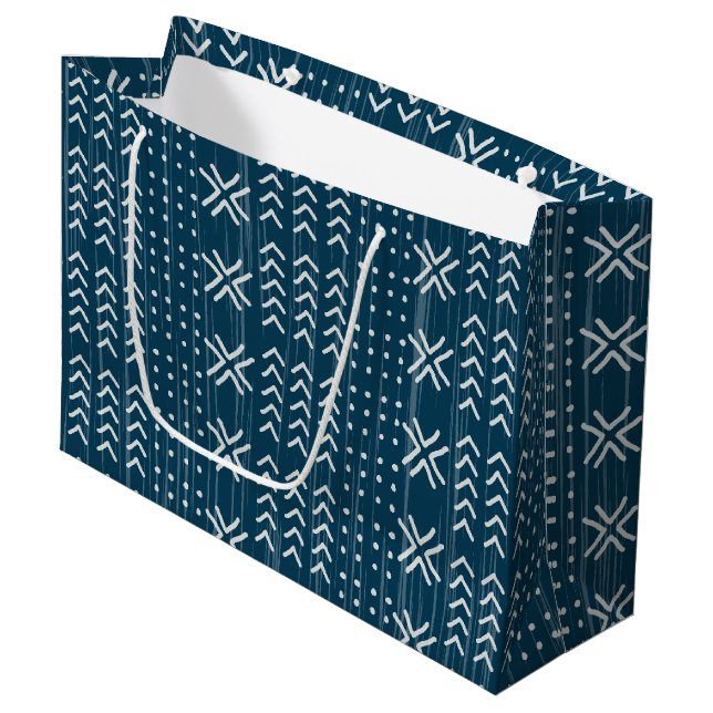 Modern Blue Mud Tuch Afrikanisches Muster Große Geschenktüte (Vorderseite Schrägansicht)
