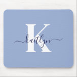 Modern Blue Script Monogram Mousepad<br><div class="desc">Dieses einfache,  elegante hellblaue Mousepad mit Ihrem Vornamen in einem trendigen Script-Schriftart in Marineblau,  das Ihren ersten Start in einem modernen,  weiß gekleideten Schriftart mit Kappe übertippt,  ist perfekt für Ihr Büro/Ihren Schreibtisch. Es ist stilvoll und trendig und dennoch sehr klassisch.</div>