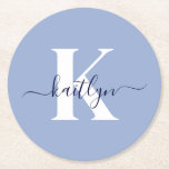 Modern Blue Script Monogram Runder Pappuntersetzer<br><div class="desc">Diese hellblauen, runden Untersetzer mit ihrem Vornamen in einem trendigen Schriftart in Marineblau, der Ihren ersten Start in einem modernen Schriftart mit einer Kappe in Weiß übertippt, sind ideal für den behalt von Tischen und Zählern, die frei von Wasserringen sind. Sie nehmen Tröpfchen auf, damit Sie sich keine Sorgen machen...</div>