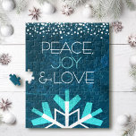 Modern Blue Snowflake Peace Joy Liebe Typografie<br><div class="desc">"Frieden, Freude und Liebe." Eine riesige, lustige, spielerische, weiße und türkisfarbene Schneeflocke-Illustration und eine moderne Typografie auf einem aquamarinen Marmorgrundstück, das Sie in die Urlaubssaison einbinden. Ein weißer und türkisfarbener Konfetti-Punkt umrahmt den oberen Bereich. Genießen Sie die Wärme und Freude der Ferienzeit, wenn Sie dieses atemberaubende, farbenfrohe Hanukkah-Puzzle benutzen. Passende...</div>