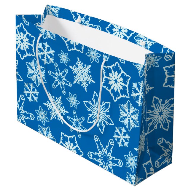 Modern Blue White Christmas Snowflakes Muster Große Geschenktüte (Rückseite Schrägansicht)