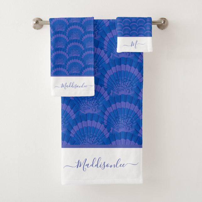 Modern Blue White Seashell Monogram Coastal Badhandtuch Set (Insitu)