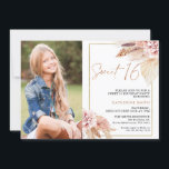 Modern Blush Boho Bloral Foto Sweet 16 Birthday Einladung<br><div class="desc">Modernes Blush Boho Bloral Foto Sweet 16 Birthday Einladung Sweet Blush und natürliche Töne boho blumensüß 16 Geburtstag Einladung mit zwei schönen Blumenarrangements mit Pampas Gras. Diese süße 16 Geburtstagseinladung beinhaltet auch ein Foto und Imitate Rose Gold moderne Kalligraphie Kursbild, das herausnehmbar ist, und ein Imitat Gold Linie Rahmen.</div>