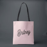 Modern Blush Dusty Pink Monogram und Name Tasche<br><div class="desc">Das Modern Blush Dusty Pink Monogram und das Name Throw Kissen verbinden zeitgenössischen Stil mit personalisiertem Charme. Dieses Kissen zeigt eine raffinierte, rosafarbene Rosa-Rosa-Farbe, ergänzt durch ein individuelles Monogramm und Namen in einem eleganten Skript. Es ist eine perfekte Ergänzung zu jedem Wohnraum, der Komfort und eine personalisierte Touch verbindet, was...</div>