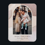 Modern Blush Glitzer Formen Frohe Weihnachten Foto Magnet<br><div class="desc">Bringen Sie eine Touch Feiertagsmagnet auf Ihre Zuhause mit unserem individualisierbaren Foto Christmas Magnet! Dieser Magnet ist perfekt für die Präsentation von gepflegten Erinnerungen geeignet und ermöglicht es Ihnen, dieses Foto mit Ihrem Lieblingsfest zu personalisieren. Ein ideales Geschenk für Familie und Freunde - kreieren Sie unvergessliche Seen für den Urlaub!...</div>
