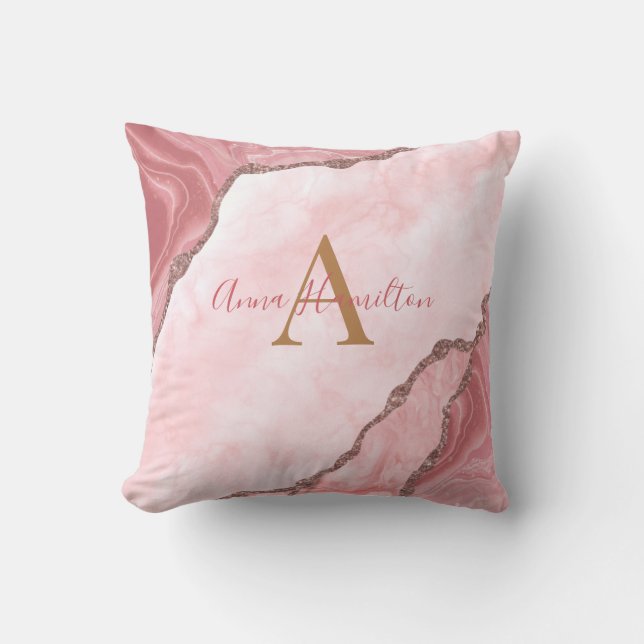 Modern Blush Pink Gold Agate Geode Monogram Kissen (Vorderseite)