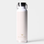 Modern Blush Pink Gold Script Monogram Trinkflasche<br><div class="desc">Moderne Blush Pink Gold Script Monogram Water Bottle: Modernes,  elegantes Monogramm Design mit handgeschriebener,  minimalistischer Schrifttyp und Sans Serif Blocktypografie auf einem eleganten,  pastellfarbenen,  rosa Hintergrund. Das Monogramm und der Name können leicht personalisiert werden.</div>