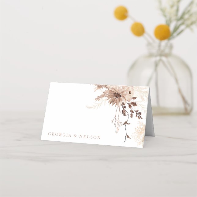 Modern Bohemian Beige Floral Wedding Platzkarte (Vorderseite)