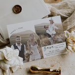 Modern Boho Arch 2 Foto Save The Date<br><div class="desc">Diese moderne Boho arch 2 Foto Save the Date-Karte ist ideal für eine einfache Hochzeit. Das böhmische Schwarz-Weiß-Design besticht durch eine einzigartige,  industrielle Schrift mit minimalistisch Vintagem Stil. Personalisieren Sie die Vorderseite der Karte mit 2 Fotos,  Ihren Namen,  Datum und Hochzeitsort.</div>