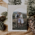 Modern Boho Arch | Creme Frohe Weihnachten Foto<br><div class="desc">Dieses moderne Boho Boho Boarge Creme Frohe Weihnachts-Foto-Urlaubskarte ist der perfekte Urlaubsgruß. Das bohemianische Creme- und Golddesign besticht durch eine einzigartige,  Vintage Schrift mit minimalistischem Stil. Personalisieren Sie die Kartenvorderseite mit einem Foto,  Ihrem Familiennamen und dem Jahr.</div>