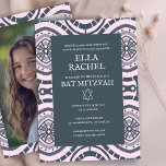 Modern Boho Muster Custom Foto Bat Bar Mitzvah Einladung<br><div class="desc">Perfekte Karte, um eine Bar mitzvah, Fledermausmitzvah oder andere jüdische Feier anzukündigen! Handgemachte Kunst für Sie! Vollständig anpassbar! Klicken Sie oben auf "Personalisieren", um den Text zu bearbeiten und Ihr eigenes Foto auf der Rückseite hinzuzufügen. Klicken Sie auf "Bearbeiten mit dem Design-Tool", um die Schriftart, Farben und Platzierungen anzupassen und...</div>