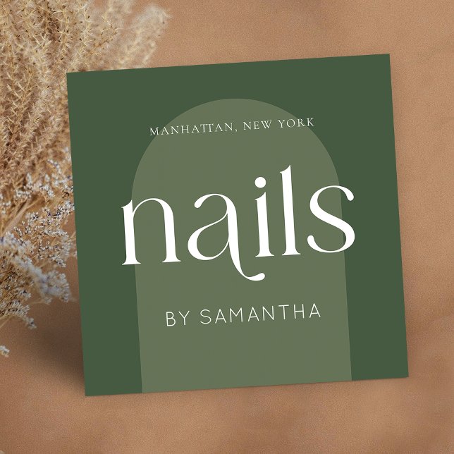 Modern Boho Sage Green Nail Artist Salon Manicure Quadratische Visitenkarte (Nails professional business cards in sage green with arch background and trendy display font)