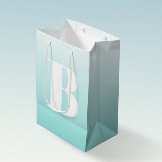 Modern Bold Monogram | Light Aqua Blue Green Mittlere Geschenktüte (Von Creator hochgeladen)