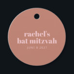 Modern Bold Typografy Terracotta Pink Bat Mitzvah Geschenkanhänger<br><div class="desc">Personalisiert Moderne Bold Typografie Terracotta Pink Bat Mitzvah Gefältmarken</div>