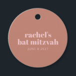 Modern Bold Typografy Terracotta Pink Bat Mitzvah Geschenkanhänger<br><div class="desc">Personalisiert Moderne Bold Typografie Terracotta Pink Bat Mitzvah Gefältmarken</div>