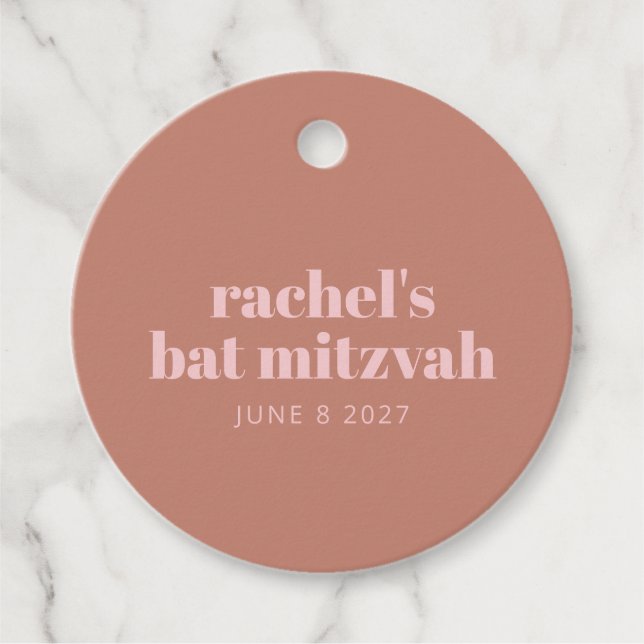 Modern Bold Typografy Terracotta Pink Bat Mitzvah Geschenkanhänger (Vorderseite)