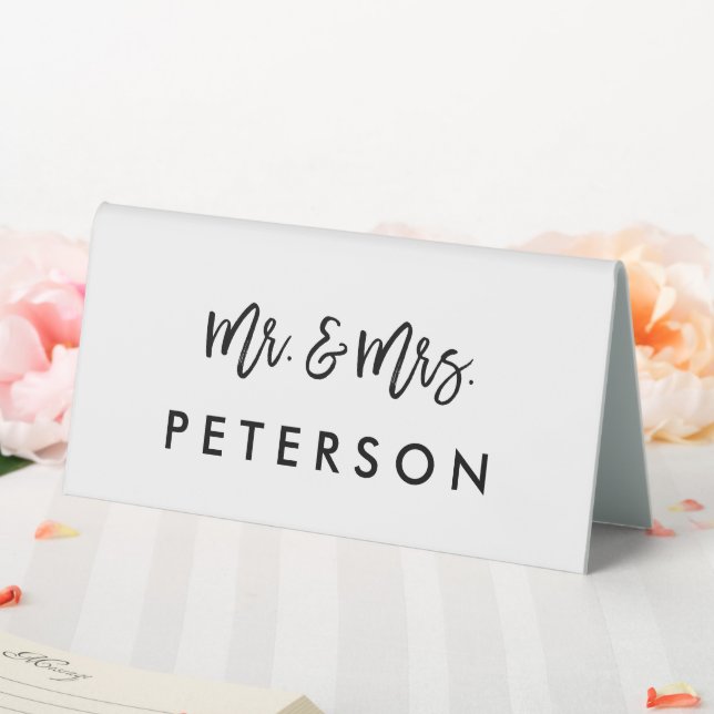 Modern Bride and Groom Mr. and Mrs. Head Table Tischaufsteller (In Situ (Hochzeit))