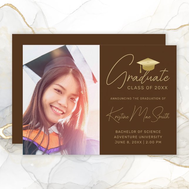 Modern Brown Gold Script Foto Uni-Abschluss Ankündigung (Modern Brown Gold Script Photo Graduation Announcement)
