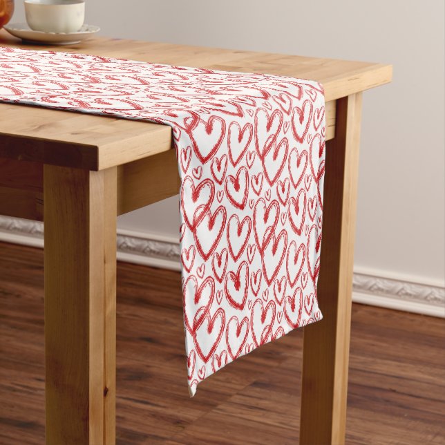 Modern Brush Heart Red White Pattern Kurzer Tischläufer (Beispiel)
