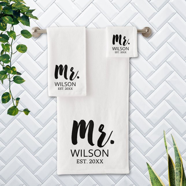 Modern Brush Schriftart Wedding Anniversary Couple Badhandtuch Set (In situ Bathroom wall)