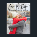 Modern Brush Script Couple Foto B Save the Date Postkarte<br><div class="desc">Modernes Pinselskript Save the Date Verlobung Ankündigung Foto Postkarte</div>