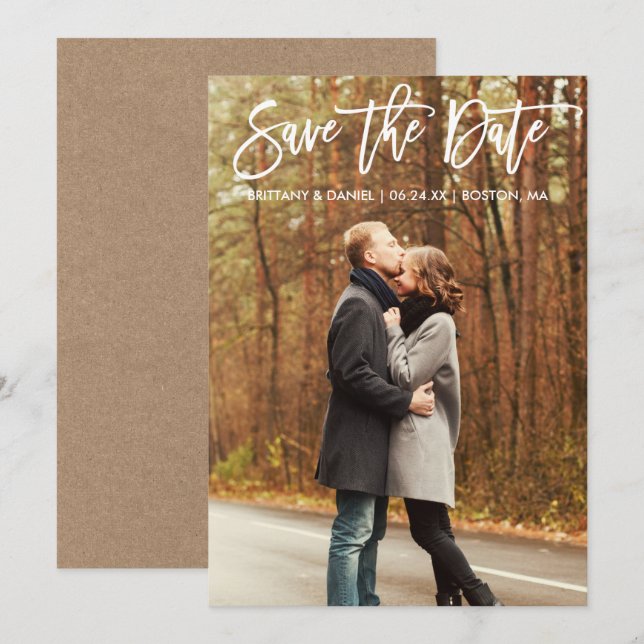 Modern Brush Script Foto Save the Date Kraft Card Einladung (Vorne/Hinten)