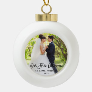Modern Brush Script Hochzeit Unser erstes Weihnach Keramik Kugel-Ornament