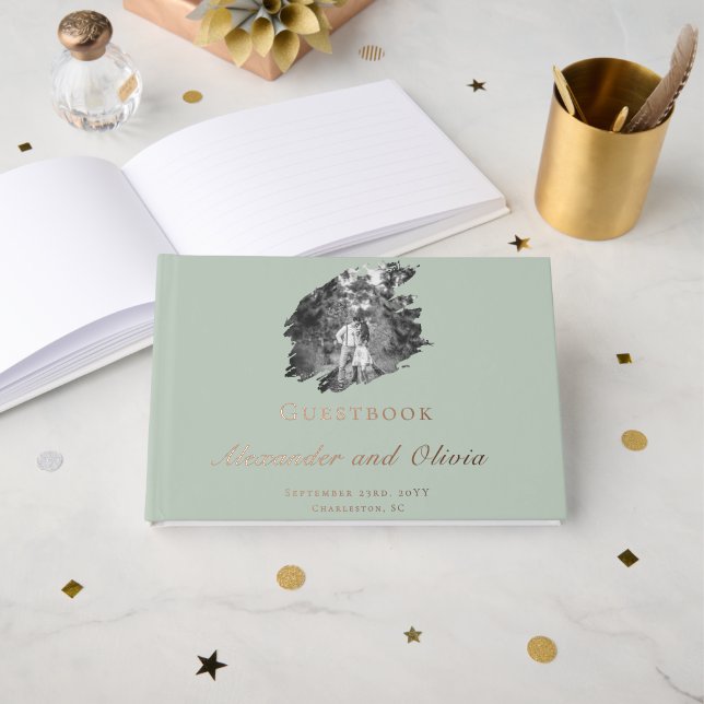 Modern Brushstroke Photo Wedding | Sage Green Gästebuch (Vorderseite Offen)