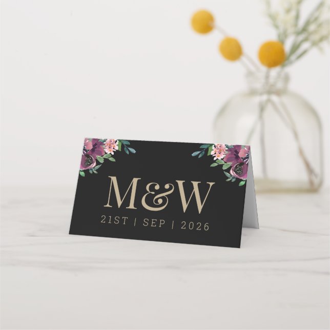 Modern Burgundy Floral Monogram Black Wedding Platzkarte (Rückseite)