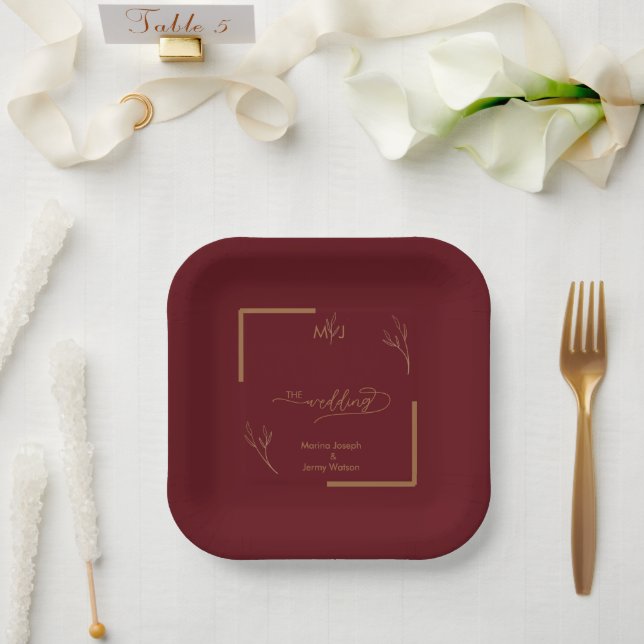 Modern Burgundy Golden Leaflet Border Monogram Pappteller (Hochzeit)