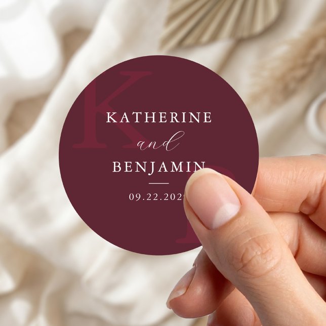 Modern Burgundy Monogram Minimalist Wedding Runder Aufkleber (Von Creator hochgeladen)