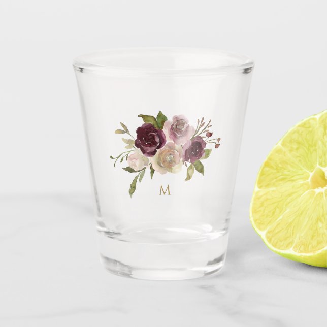 Modern Burgundy Pink Floral Watercolor Monogram Schnapsglas (Vorderseite)